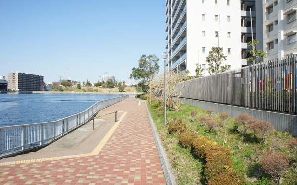 北側遊歩道